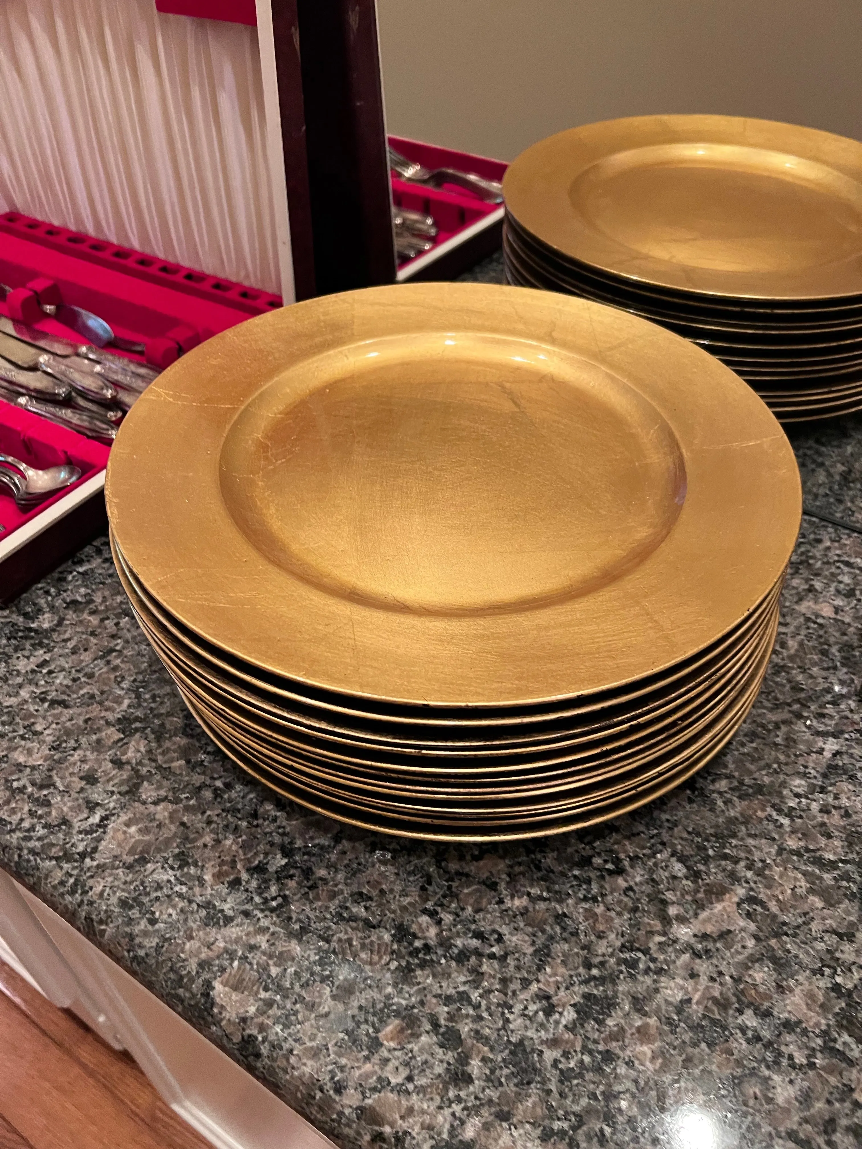 12 Plastic Gold Charger Plates