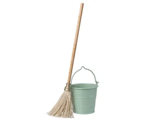 BUCKET AND MOP